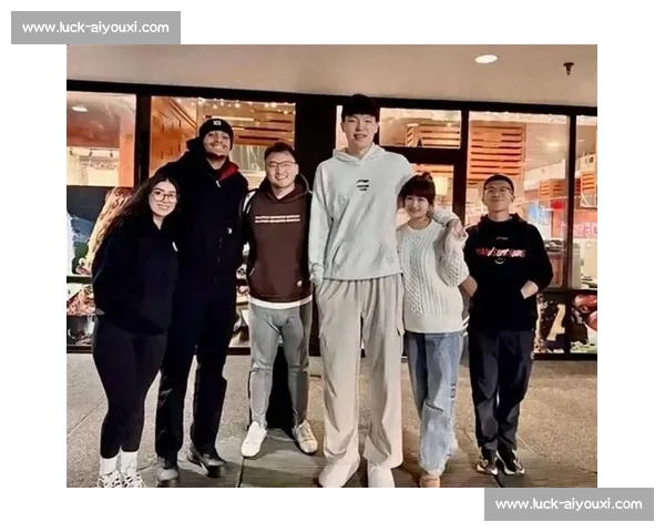 杨瀚森 NBA 选秀夜藏爱!袖口绣女友名 + 情侣手链实锤,青梅竹马太甜了 杨瀚森 NBA 选秀夜藏爱!袖口绣女友名 + 情侣手链实锤,青梅竹马太甜了