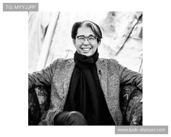 巴洛特利巴黎时装周跨界首秀 34 岁足坛传奇开启时尚新征程